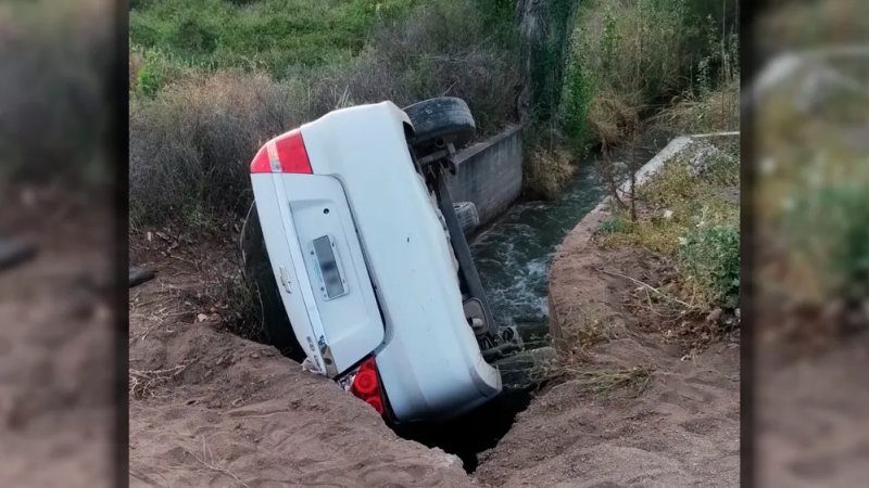 Una conductora alcoholizada volcó y cayó a un canal de riego en San Rafael: llevaba 6 acompañantes